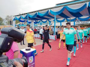 Intip Aksi Bobby Nasution Main Sepakbola di Stadion Baharuddin Siregar