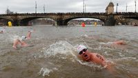 Brr.. Lomba Renang Musim Dingin di Praha Bikin Badan Mengigil