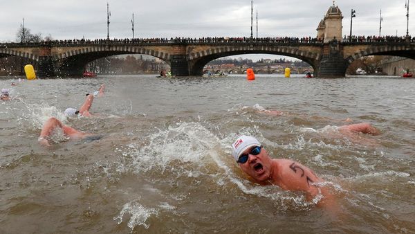 Brr.. Lomba Renang Musim Dingin di Praha Bikin Badan Mengigil