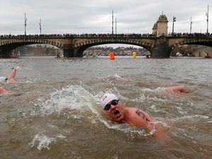 Brr.. Lomba Renang Musim Dingin di Praha Bikin Badan Mengigil