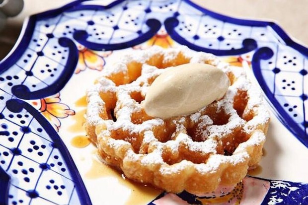 Buñuelos Sajian khas Meksiko berupa kue manis dengan tambahan sirup untuk memakannya
