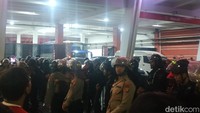 Terlihat pula petugas langsung menjaga area keluar bus Timnas Thailand usai pertandingan, untuk menghindari kejadian serupa. (Foto: Muhammad Robbani/detikSport)
