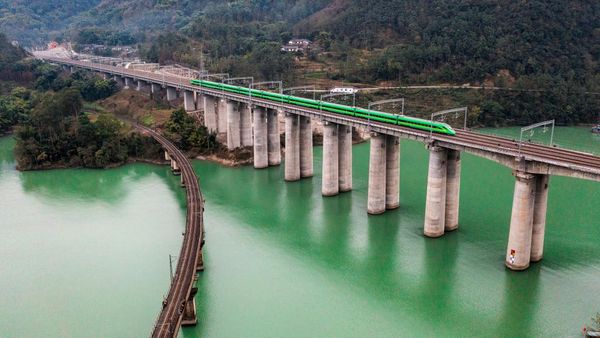 China Buka Jalur Kereta Baru Antara Chengdu dan Kunming