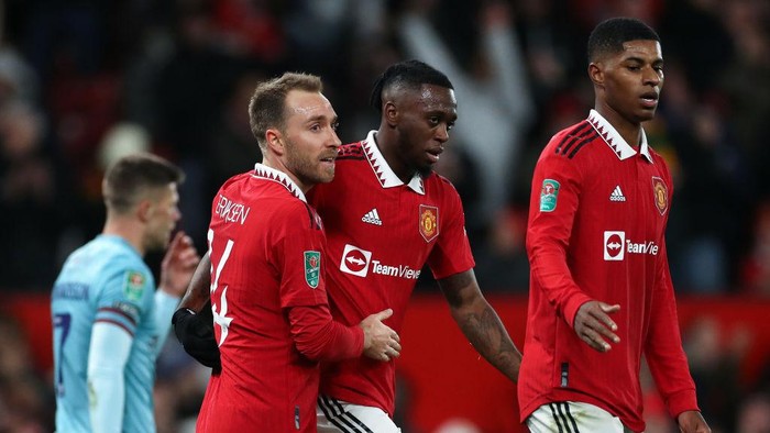 MANCHESTER, ENGLAND - DECEMBER 21: Christian Eriksen of Manchester United celebrates scoring their sides first goal with teammate Aaron Wan-Bissaka during the Carabao Cup Fourth Round match between Manchester United and Burnley at Old Trafford on December 21, 2022 in Manchester, England. (Photo by Lewis Storey/Getty Images)