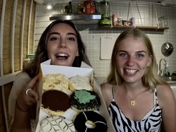 Cicip Donat J.CO, Bule Ini Sebut Temukan Rasa Donat Terenak