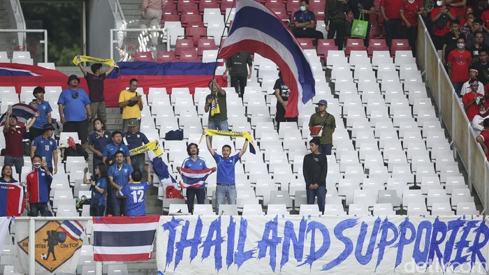 Ciye... Suporter Thailand Pose Finger Heart di GBK Timnas Thailand kedatangan sejumlah suporternya saat menghadapi Indonesia di Stadion Gelora Bung Karno, Jakarta, Kamis (29/12/2022).