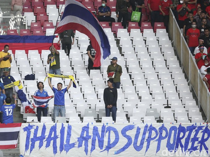 Timnas Thailand kedatangan sejumlah suporternya saat menghadapi Indonesia di Stadion Gelora Bung Karno, Jakarta, Kamis (29/12/2022).