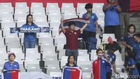 Meski berbagi angka para suporter Thailand nampak ceria.