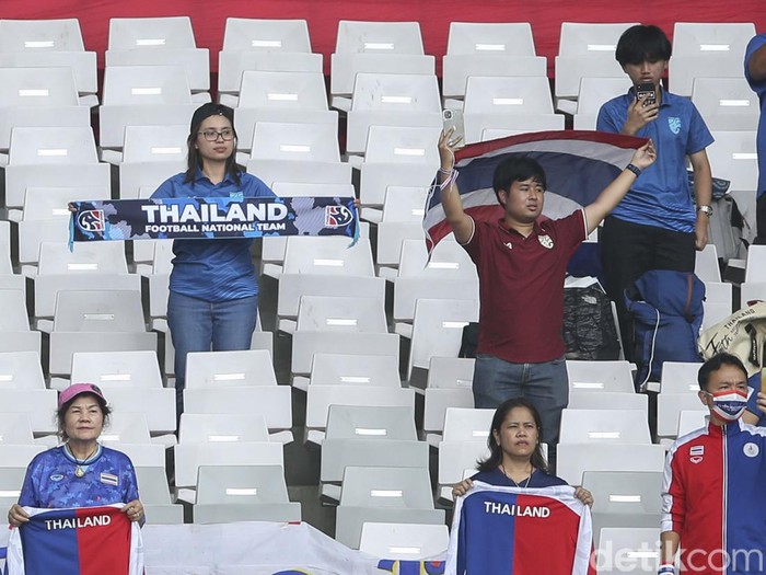 Timnas Thailand kedatangan sejumlah suporternya saat menghadapi Indonesia di Stadion Gelora Bung Karno, Jakarta, Kamis (29/12/2022).