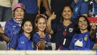 Ciye... Suporter Thailand Pose Finger Heart di GBK