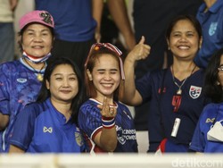 Mereka juga berpose finger love ke arah wartawan.