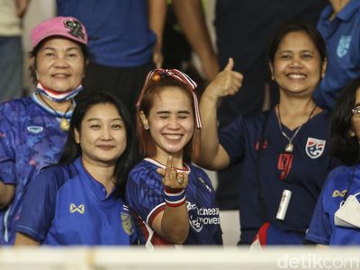 Ciye... Suporter Thailand Pose Finger Heart di GBK