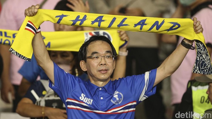 Ciye... Suporter Thailand Pose Finger Heart di GBK Timnas Thailand kedatangan sejumlah suporternya saat menghadapi Indonesia di Stadion Gelora Bung Karno, Jakarta, Kamis (29/12/2022).
