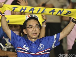 Para suporter Thailand mendapatkan jatah kursi penonton, mereka nampak membentangkan berbagai tulisan.