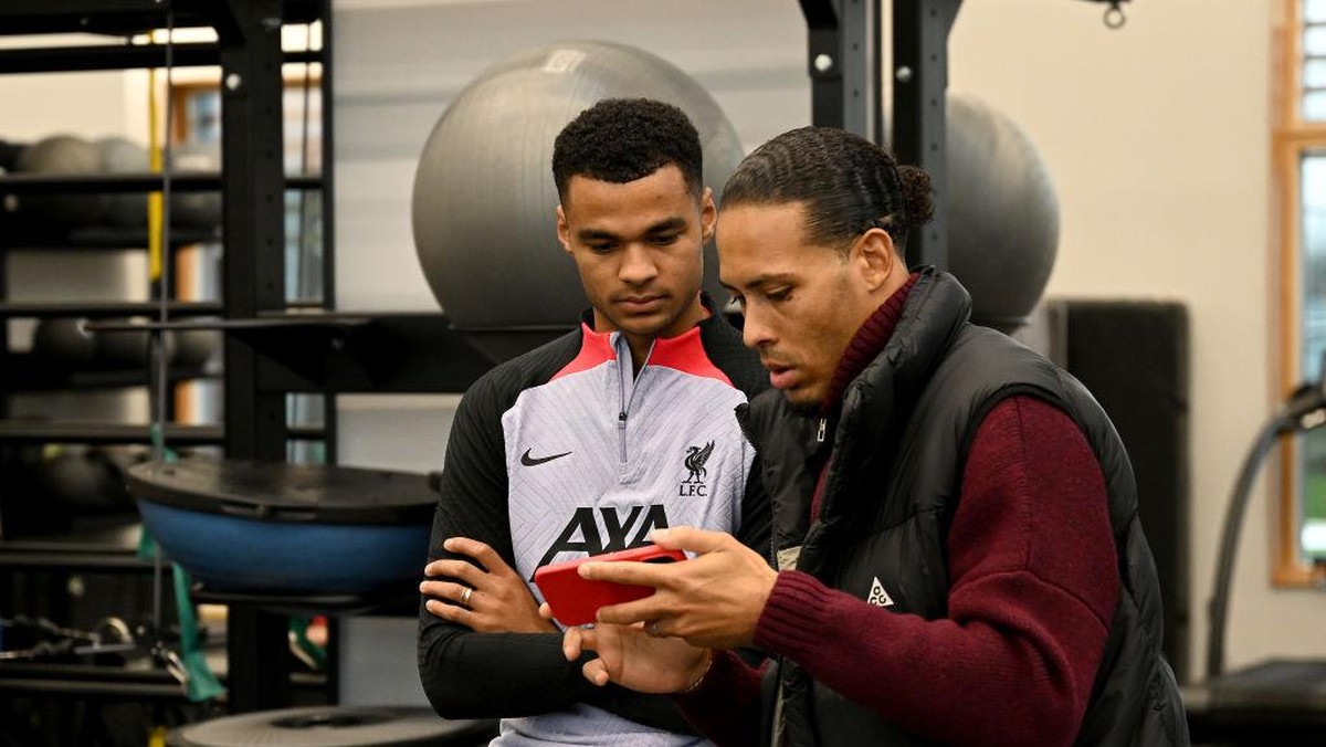 Virgil van Dijk bersama cody Gakpo di Liverpool. (Foto: Liverpool FC via Getty Images/Andrew Powell)