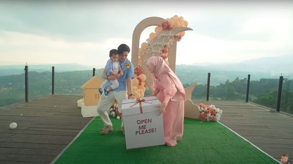 7 Momen Gender Reveal Anak Ke-2 Rey-Dinda Hauw, Sederhana Tanpa Tamu Undangan