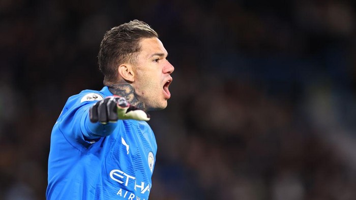 Ederson Moraes LEEDS, ENGLAND - DECEMBER 28: Ederson of Manchester City during the Premier League match between Leeds United and Manchester City at Elland Road on December 28, 2022 in Leeds, United Kingdom. (Photo by Robbie Jay Barratt - AMA/Getty Images)