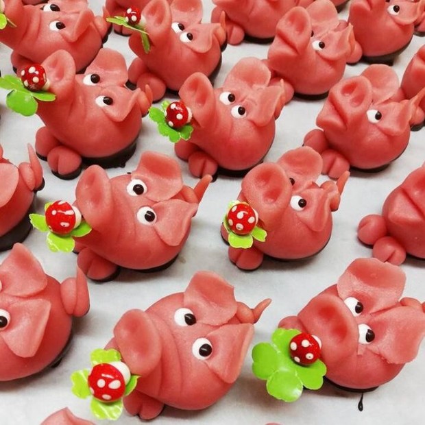 Glucksschwein Kue berbentuk babi ini disajikan saat malam pergantian tahun di Jerman