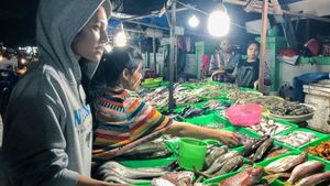 Momen Indah Permatasari Beli Ikan di Pasar hingga Makan di Warteg