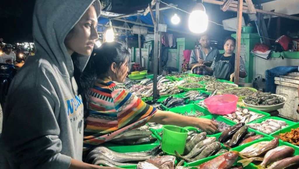 Momen Indah Permatasari Beli Ikan di Pasar hingga Makan di Warteg Momen Indah Permatasari Beli Ikan di Pasar hingga Makan di Warteg