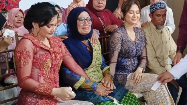 Indah Permatasari dan Ibunda Indah Permatasari dan Ibunda