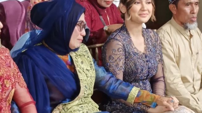 Indah Permatasari dan Ibunda Indah Permatasari dan Ibunda