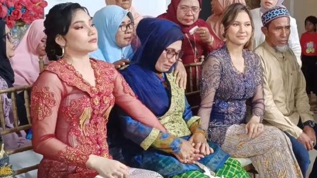 Indah Permatasari dan Ibunda Indah Permatasari dan Ibunda