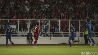 Kehilangan satu pemain, Thailand justru bisa menyamakan kedudukan pada menit ke-80 lewat Sarach Yooyen. Hasil imbang 1-1 mengakhiri 90 menit.  