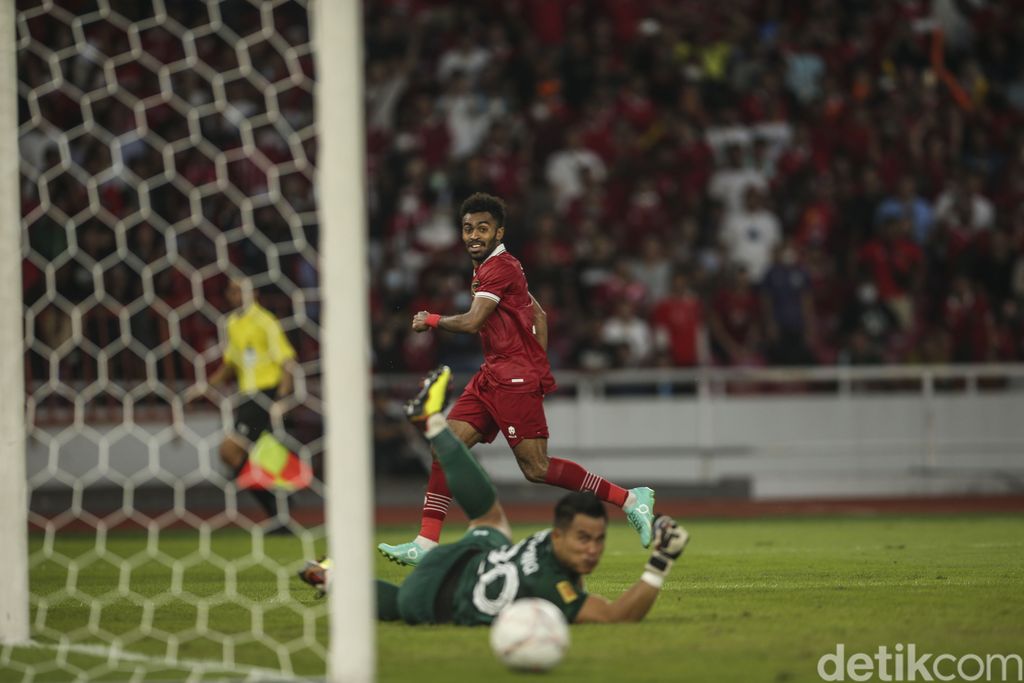 Timnas Indonesia gagal mempertahankan tiga poin atas Thailand di Stadion Gelora Bung Karno, Jakarta, Kamis (29/12/2022). Sempat unggul dari titik putih, tim asuhan STY kecolongan di babak kedua meski bermain melawan 10 pemain Thailand.