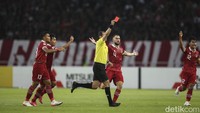 Thailand kemudian harus bermain dengan 10 pemain usai Sanrawat Dechmitr dapat kartu merah menit ke-63.  