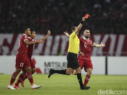 Thailand kemudian harus bermain dengan 10 pemain usai Sanrawat Dechmitr dapat kartu merah menit ke-63.  