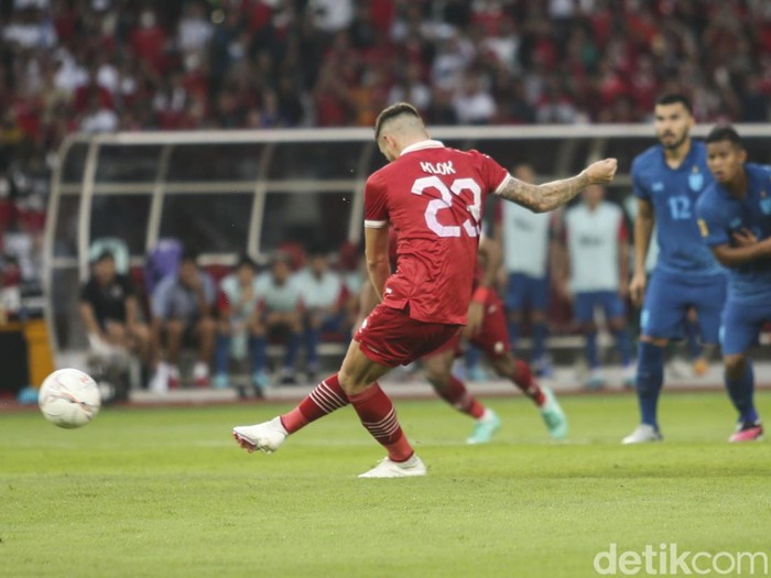 Timnas Indonesia gagal mempertahankan tiga poin atas Thailand di Stadion Gelora Bung Karno, Jakarta, Kamis (29/12/2022). Sempat unggul dari titik putih, tim asuhan STY kecolongan di babak kedua meski bermain melawan 10 pemain Thailand.
