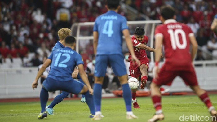 Indonesia Ditahan Imbang 10 Pemain Thailand Timnas Indonesia gagal mempertahankan tiga poin atas Thailand di Stadion Gelora Bung Karno, Jakarta, Kamis (29/12/2022). Sempat unggul dari titik putih, tim asuhan STY kecolongan di babak kedua meski bermain melawan 10 pemain Thailand.