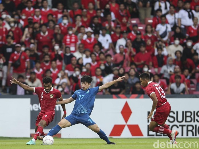 Timnas Indonesia gagal mempertahankan tiga poin atas Thailand di Stadion Gelora Bung Karno, Jakarta, Kamis (29/12/2022). Sempat unggul dari titik putih, tim asuhan STY kecolongan di babak kedua meski bermain melawan 10 pemain Thailand.