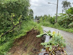 Jalan Ambles di Jalur Alternatif Sukabumi-Cianjur Tak Kunjung Diperbaiki