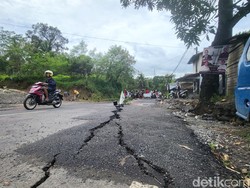 Amblesnya Jalan Nasional di Lokasi Pergerakan Tanah Sukabumi