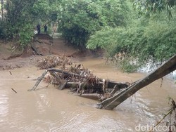 Jembatan Penghubung Kampung di Trenggalek Putus Diterjang Banjir