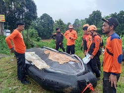 Tim pencari 4 Jenazah Hanyut di Sungai Jompo Jember Temukan 2 Kain Kafan
