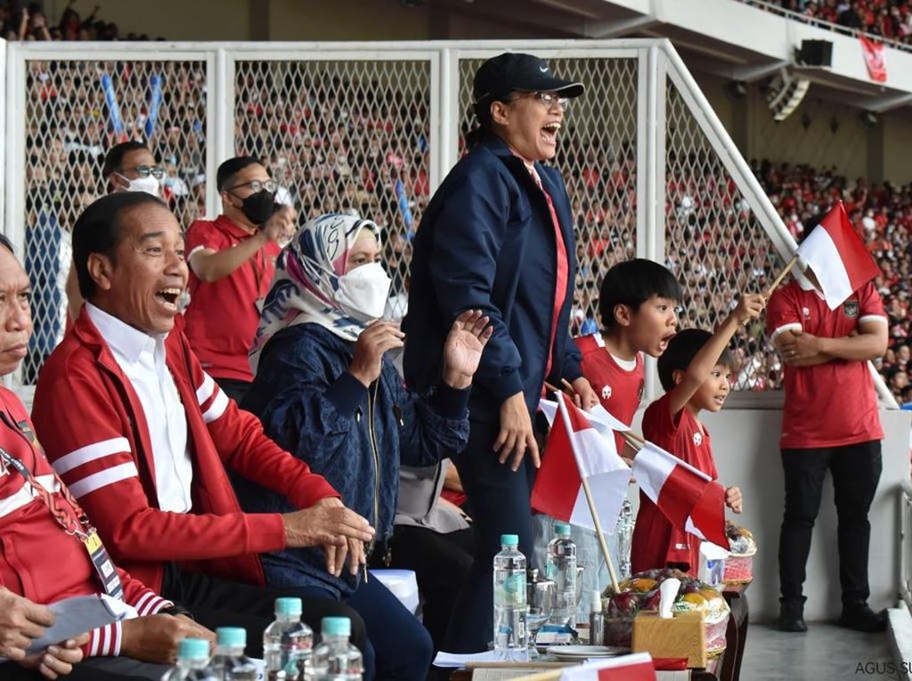 Ekspresi Semringah Jokowi Saat Nonton Indonesia Vs Thailand di GBK