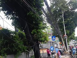 Kabel Mampang Jaksel Masih Semrawut di Akhir 2022, Ini Kata Bina Marga