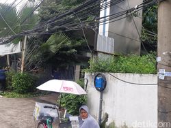 Akhir Tahun, Kabel Mampang Masih Semrawut Meski Sudah Dipotong Anies