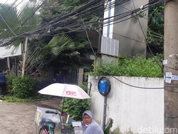 Akhir Tahun, Kabel Mampang Masih Semrawut Meski Sudah Dipotong Anies