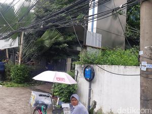 Akhir Tahun, Kabel Mampang Masih Semrawut Meski Sudah Dipotong Anies Akhir Tahun, Kabel Mampang Masih Semrawut Meski Sudah Dipotong Anies
