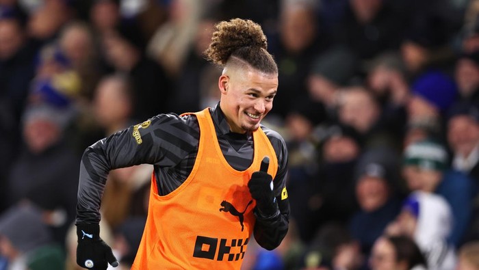 LEEDS, ENGLAND - DECEMBER 28: Kalvin Phillips of Manchester City warms up  during the Premier League match between Leeds United and Manchester City at Elland Road on December 28, 2022 in Leeds, United Kingdom. (Photo by Robbie Jay Barratt - AMA/Getty Images)