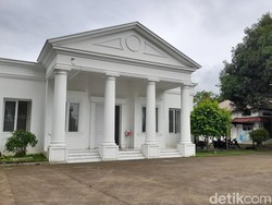 Arsitek Lokal di Balik Kemegahan Kantor Desa Kembaran Istana Presiden