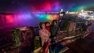 Keindahan Air Terjun di Kanada Saat Berpendar Cahaya Warna-warni