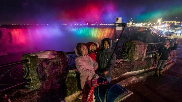 Keindahan Air Terjun di Kanada Saat Berpendar Cahaya Warna-warni