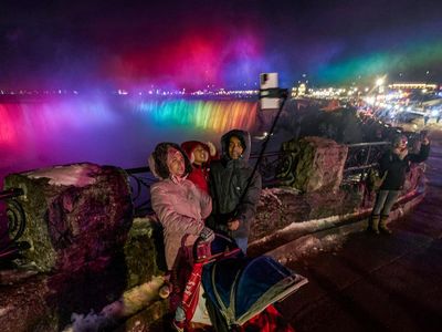 Keindahan Air Terjun di Kanada Saat Berpendar Cahaya Warna-warni