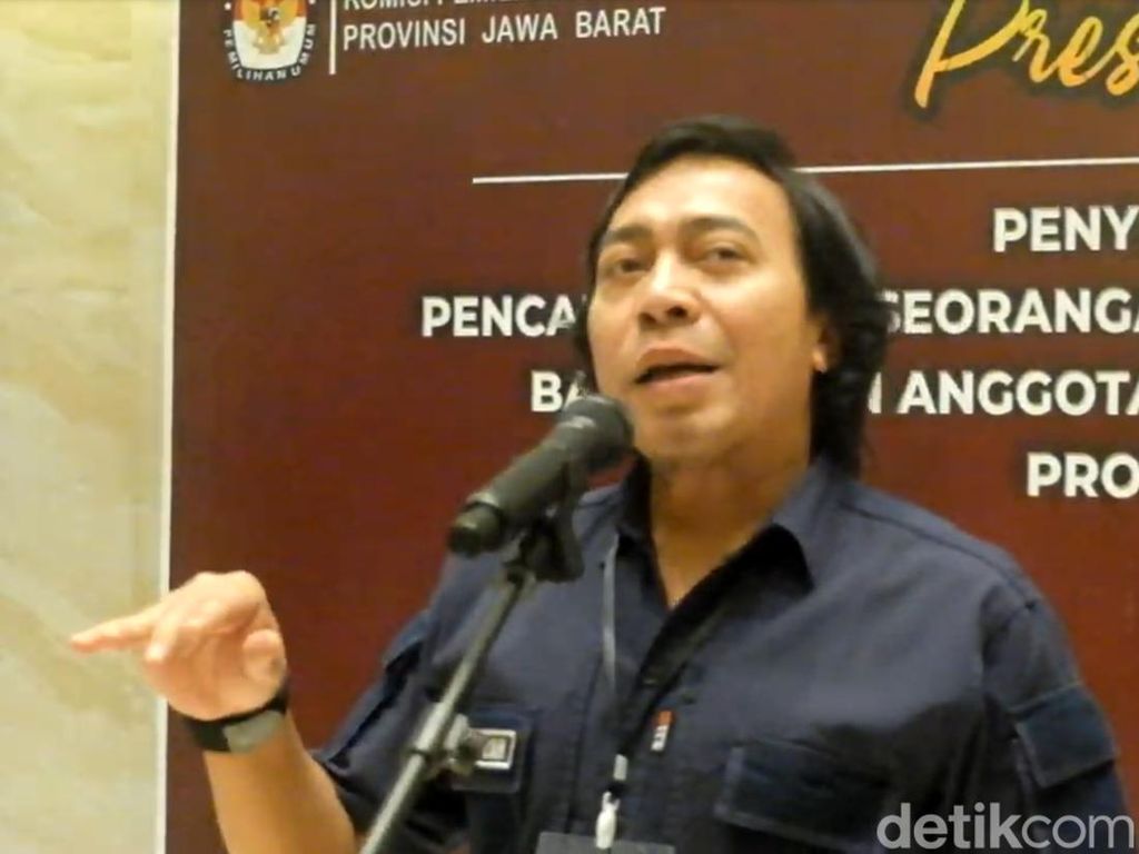 Komeng Bakal Maju Jadi Calon Anggota DPD RI Komeng Bakal Maju Jadi Calon Anggota DPD RI