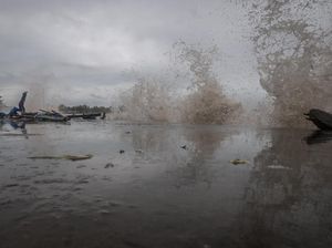 Cuaca Ekstrem Sulsel, Waspada Gelombang Tinggi hingga 6 Meter di Laut Flores Cuaca Ekstrem Sulsel, Waspada Gelombang Tinggi hingga 6 Meter di Laut Flores